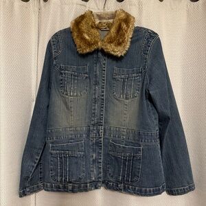 Cato vintage denim jacket size large, removable faux fur collar. Front pockets.